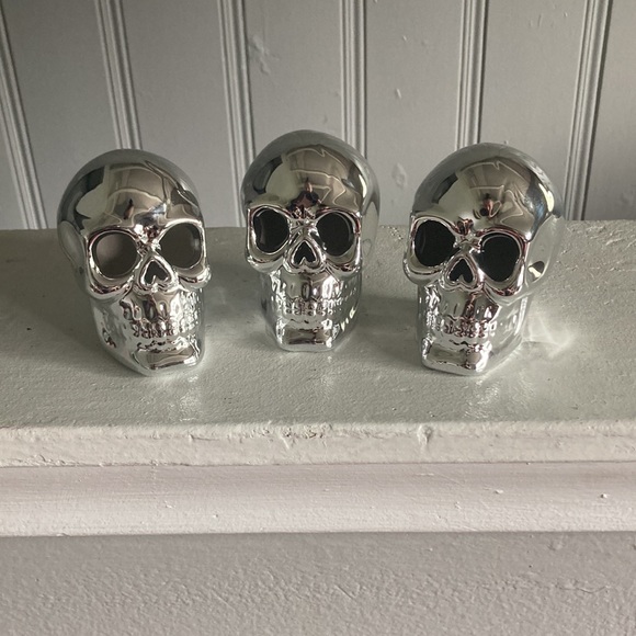 NWT Set of 3 Ceramic- Silver Pearl Finish Halloween Skull 💀 Decorations - Picture 9 of 17